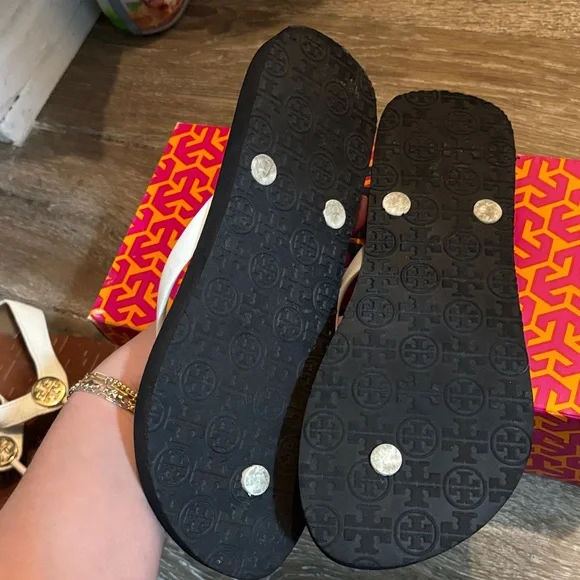 Tory Burch Flip Flops 8 - Picture 3 of 4